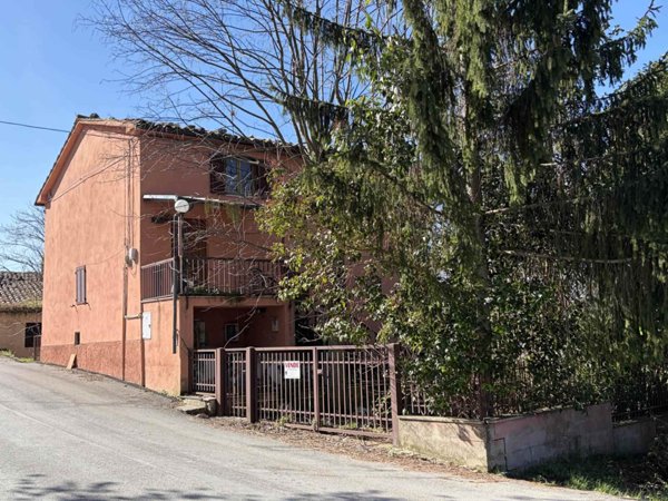 casa indipendente in vendita a Camerino in zona Capolapiaggia