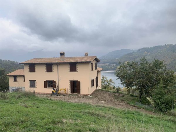 casa indipendente in vendita a Camerino in zona Polverina