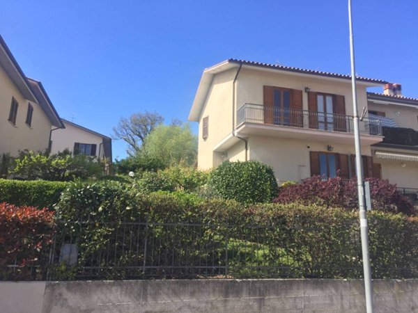 casa indipendente in vendita a Camerino