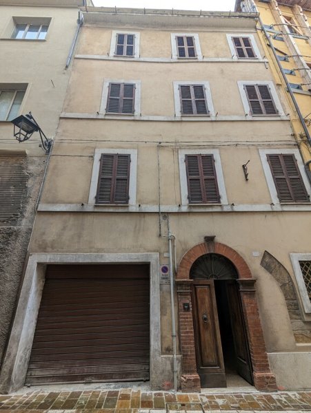 casa indipendente in vendita a Camerino