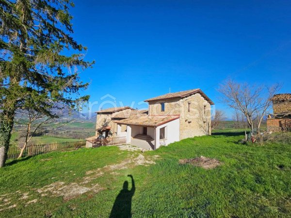 casa indipendente in vendita a Camerino in zona Casale
