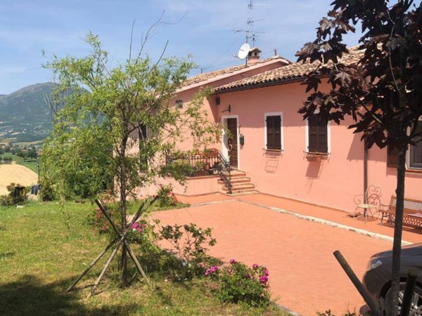casa indipendente in vendita a Camerino