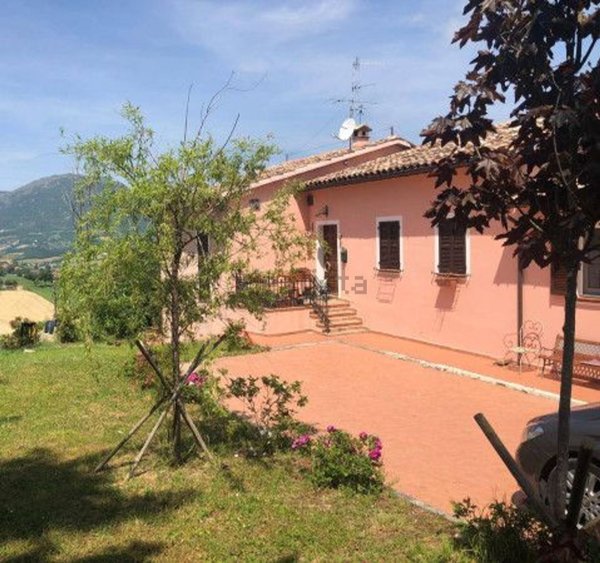 casa indipendente in vendita a Camerino in zona Varano