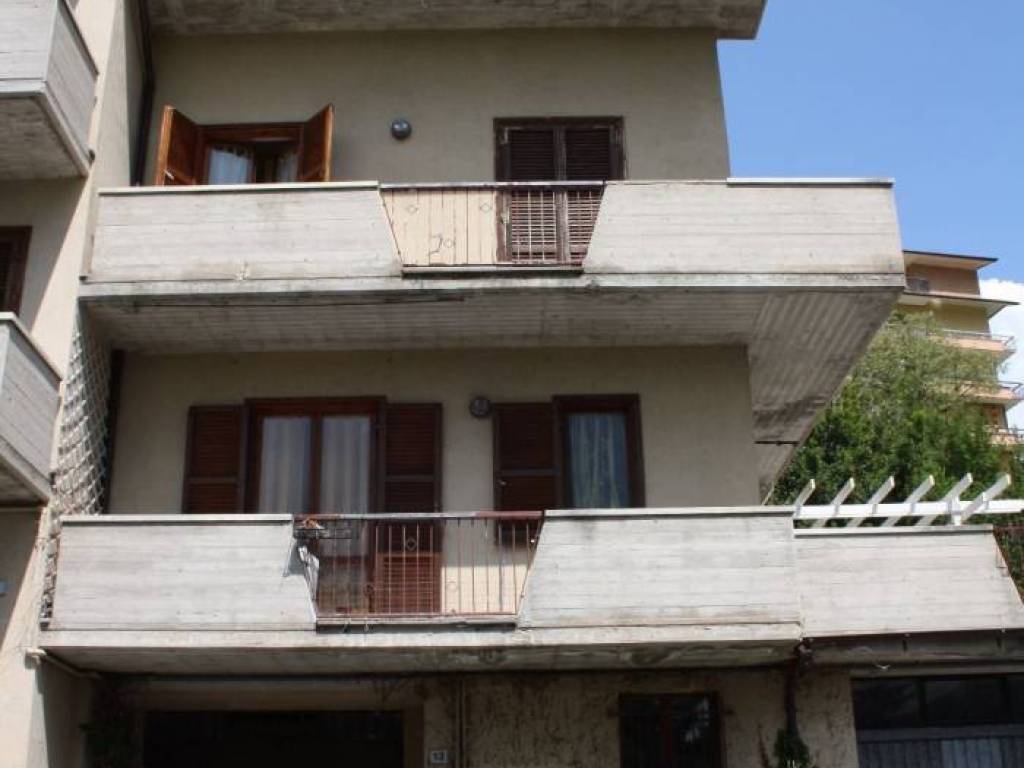 casa indipendente in vendita a Camerino in zona Varano