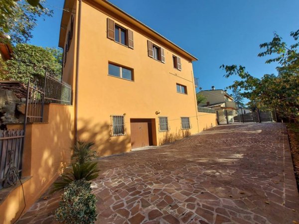 casa indipendente in vendita a Camerino in zona Canepina