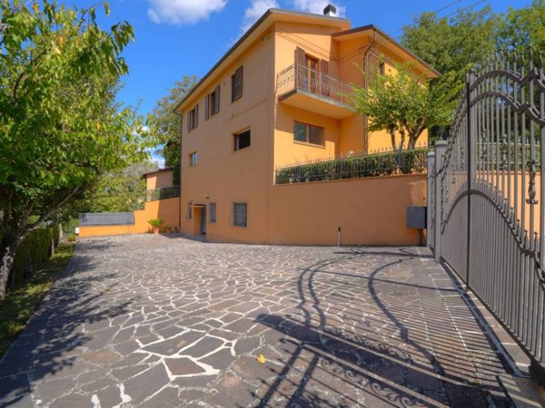 casa indipendente in vendita a Camerino in zona Canepina