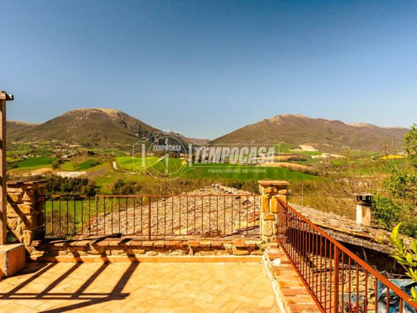 casa indipendente in vendita a Camerino in zona Varano