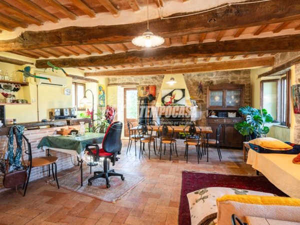 casa indipendente in vendita a Camerino in zona Varano