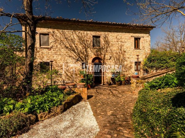 casa indipendente in vendita a Camerino in zona Varano