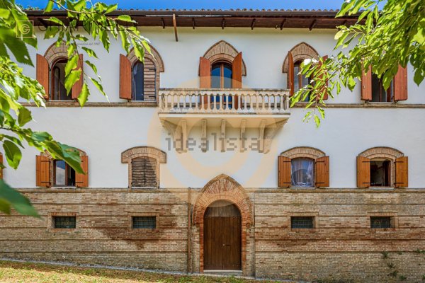 casa indipendente in vendita a Camerino