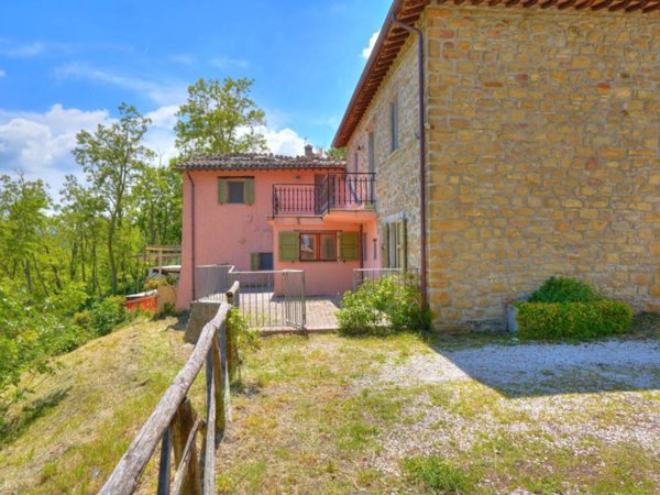 casa indipendente in vendita a Camerino in zona Valle Vegenana