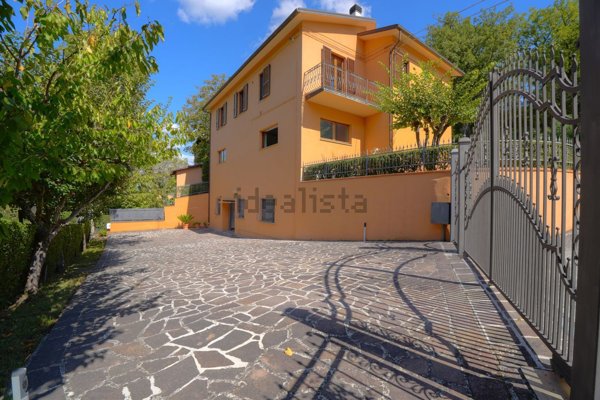 casa indipendente in vendita a Camerino in zona Canepina
