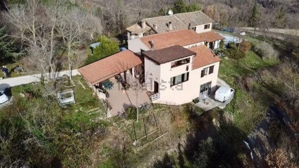 casa indipendente in vendita a Camerino in zona Colle Altino