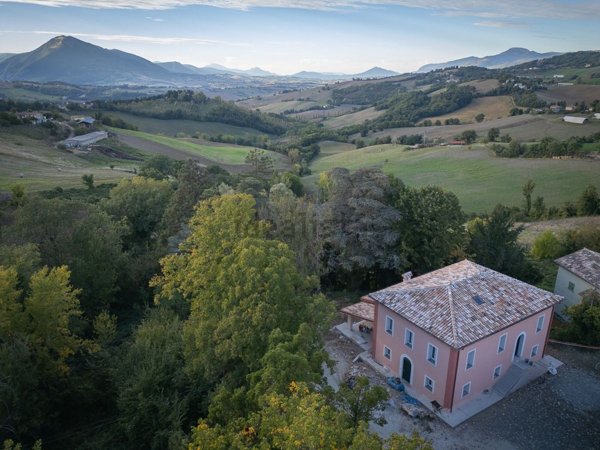 casa indipendente in vendita a Camerino in zona Varano