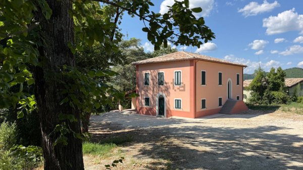 casa indipendente in vendita a Camerino in zona Varano