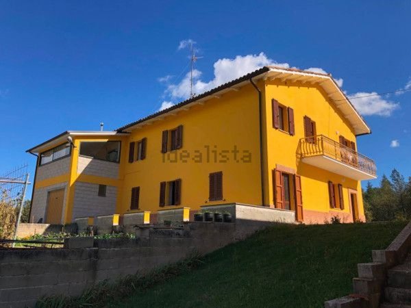 casa indipendente in vendita a Camerino in zona Strada