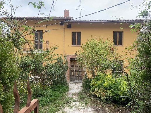 appartamento in vendita a Camerino in zona Varano