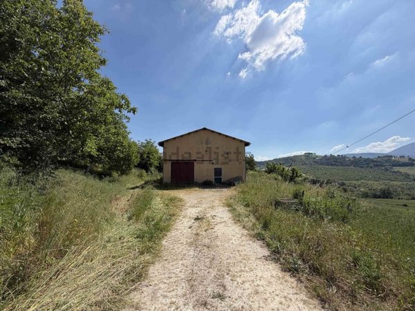 capannone in vendita a Camerino in zona Arcofiato