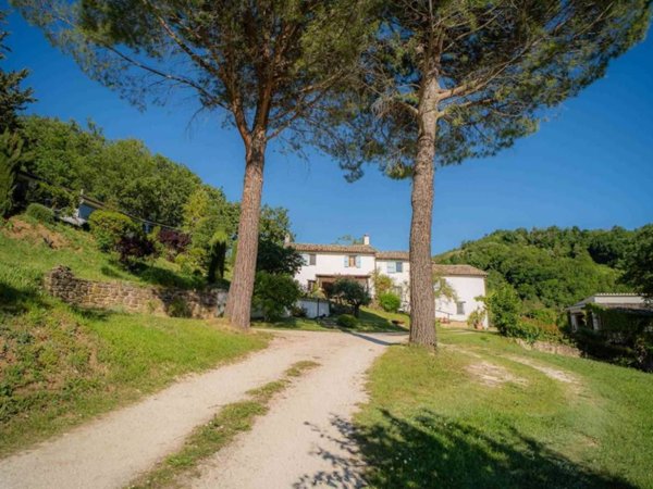 casa indipendente in vendita a Camerino