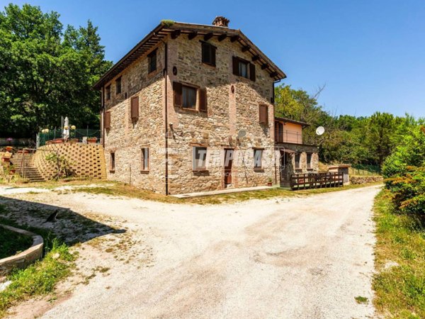 casa indipendente in vendita a Camerino in zona Perito