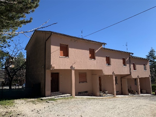 casa indipendente in vendita a Camerino in zona Varano