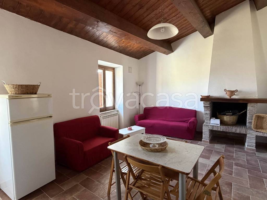 appartamento in vendita a Camerino in zona Paterno