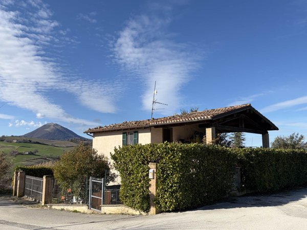 casa indipendente in vendita a Camerino in zona Varano
