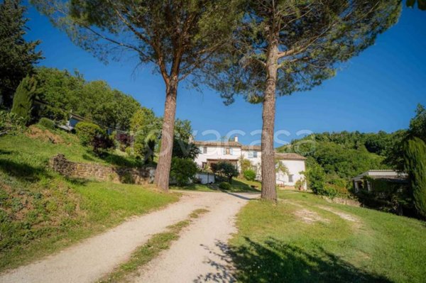 casa indipendente in vendita a Camerino