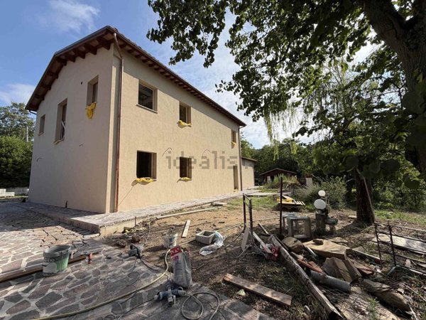casa indipendente in vendita a Camerino in zona Arcofiato