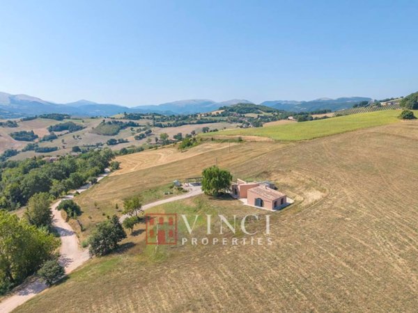 casa indipendente in vendita a Camerino in zona Varano