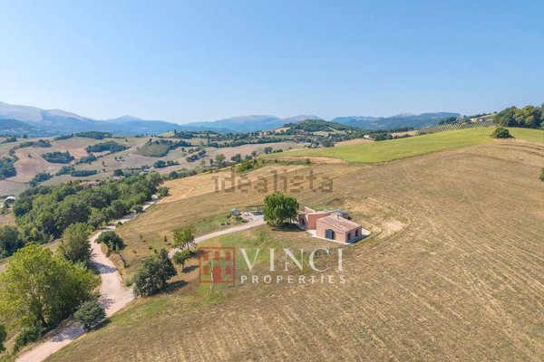 casa indipendente in vendita a Camerino in zona Varano