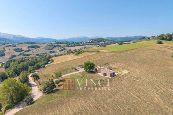 casa indipendente in vendita a Camerino in zona Varano
