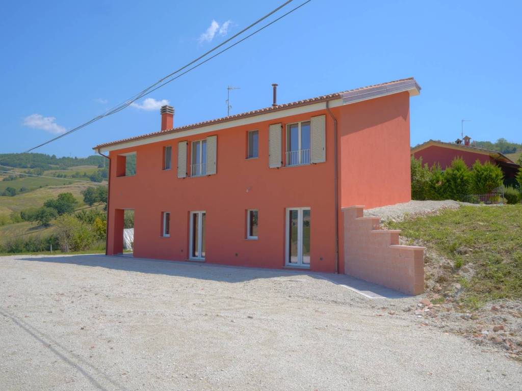 casa indipendente in vendita a Camerino in zona Arcofiato