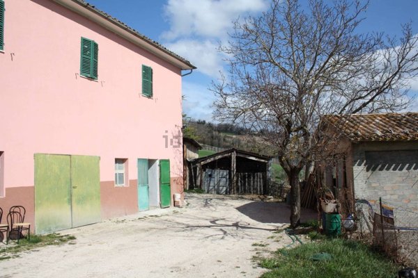 casa indipendente in vendita a Camerino in zona Valle San Martino