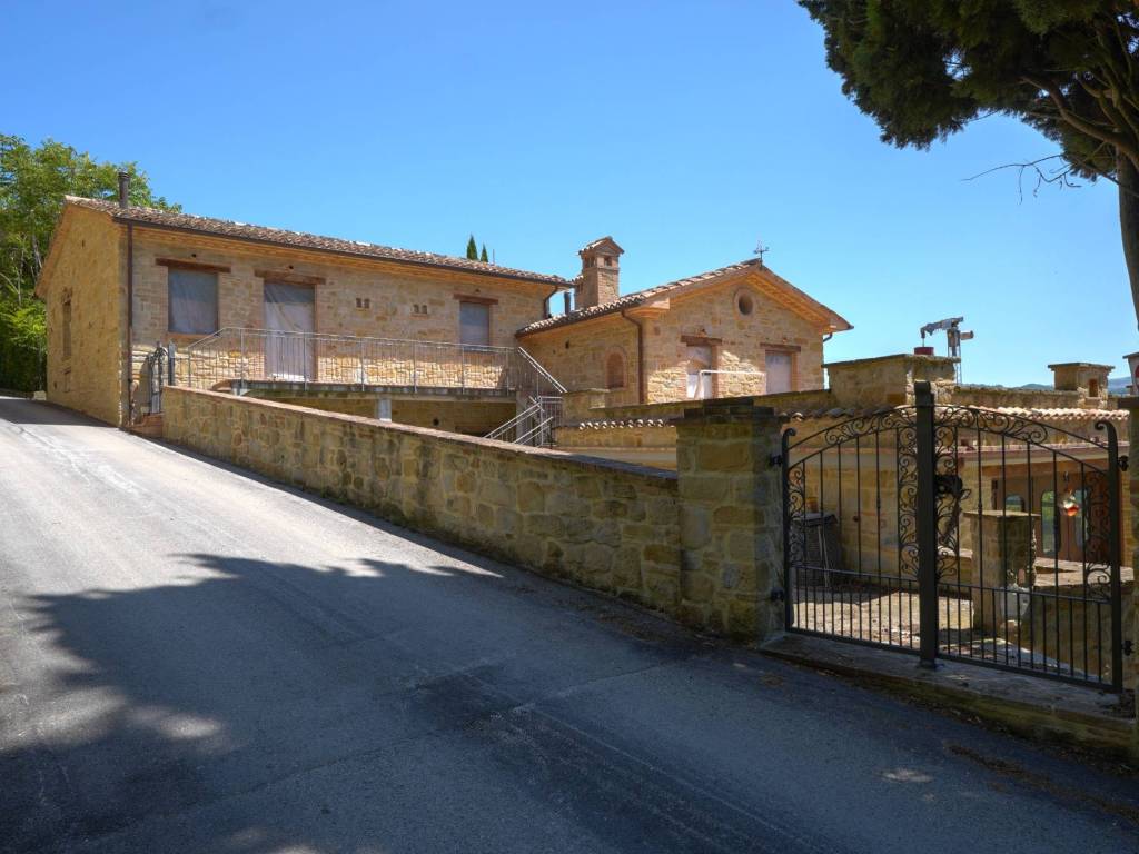 casa indipendente in vendita a Camerino in zona Mergnano San Pietro