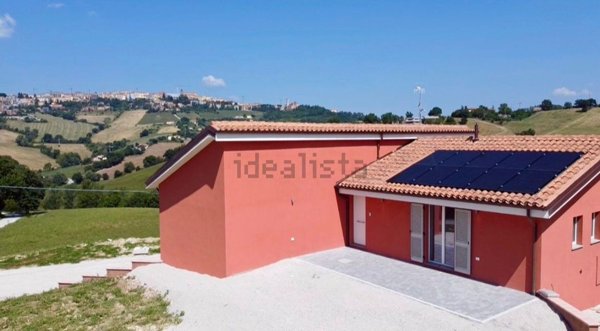 casa indipendente in vendita a Camerino