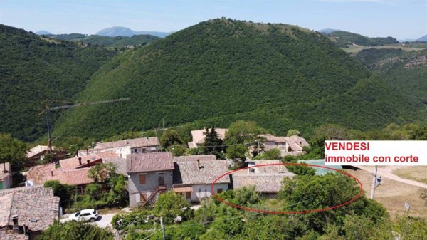 casa indipendente in vendita a Camerino in zona Pozzuolo