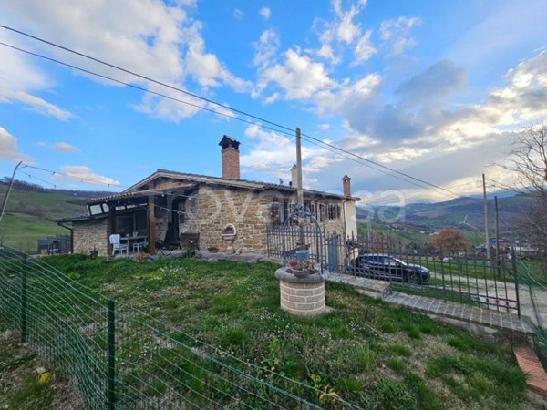 casa indipendente in vendita a Camerino in zona Arcofiato