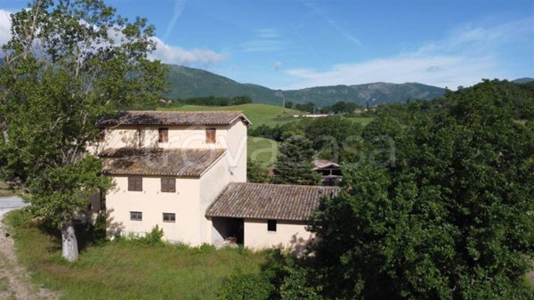 casa indipendente in vendita a Camerino in zona Strada