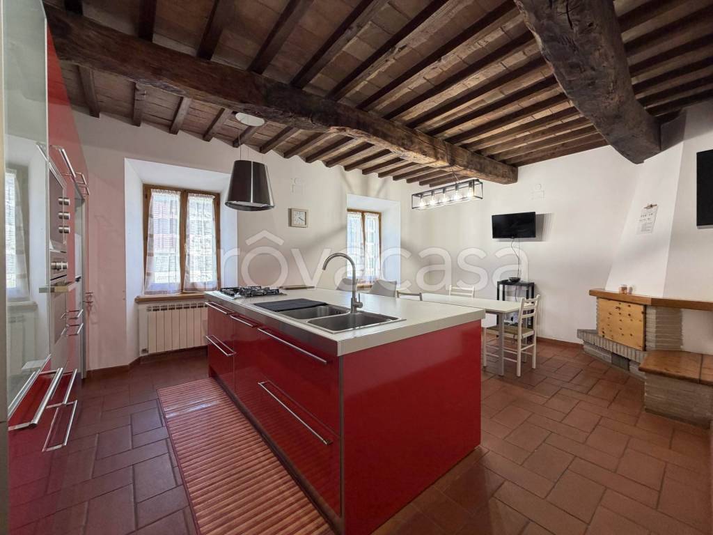 casa indipendente in vendita a Camerino in zona Varano