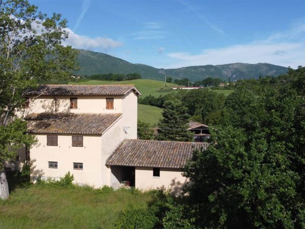casa indipendente in vendita a Camerino in zona Strada