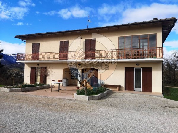casa indipendente in vendita a Camporotondo di Fiastrone