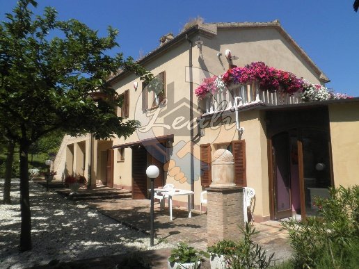 casa indipendente in vendita a Camporotondo di Fiastrone