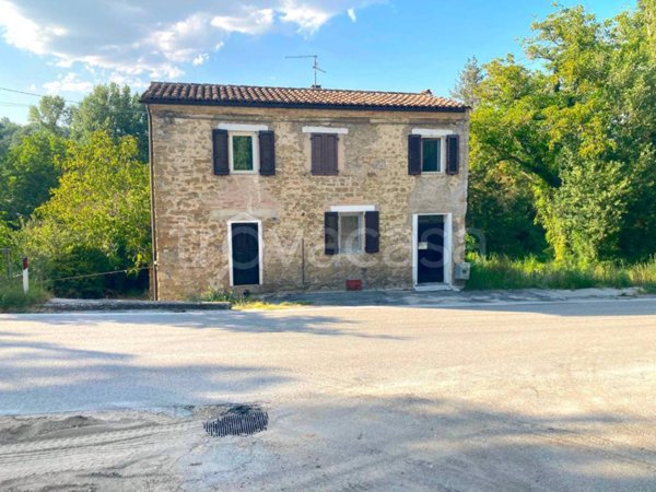 casa indipendente in vendita a Camporotondo di Fiastrone