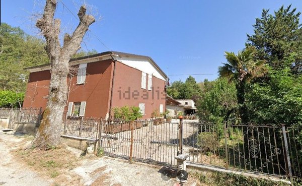 casa indipendente in vendita a Camporotondo di Fiastrone