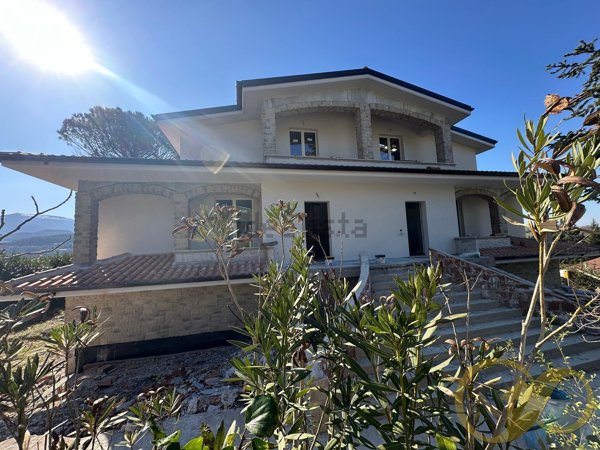 casa indipendente in vendita a Camporotondo di Fiastrone