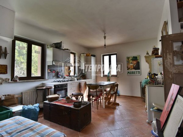 casa indipendente in vendita a Camporotondo di Fiastrone