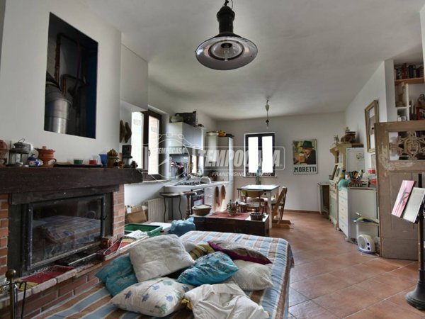 casa indipendente in vendita a Camporotondo di Fiastrone