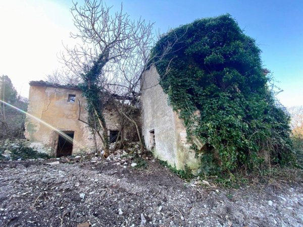 casa indipendente in vendita a Castelraimondo