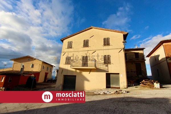 casa indipendente in vendita a Castelraimondo in zona Crispiero